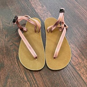 Earth runners chronos sandals. Canyon clay lifestyle laces. Women 8. Men 6 NWOT